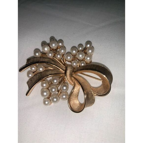 Vintage Large Crown Trifari Faux Pearls Brushed Gold Tone Berris Branch Brooch P - Picture 3 of 14